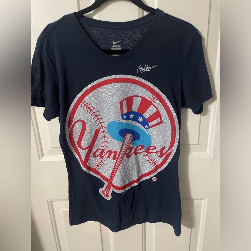 Women’s Large Yankees T-shirt